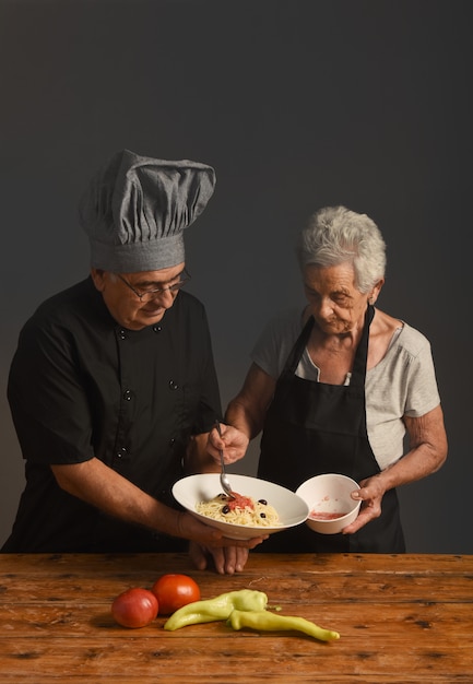 Casal mais velho cozinha