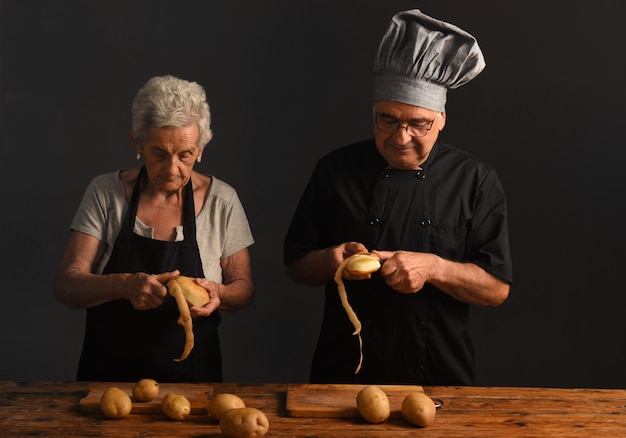 casal mais velho cozinha