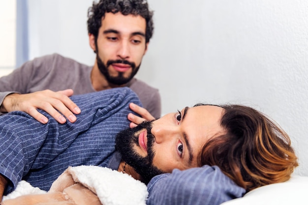 Casal masculino juntos na cama de manhã