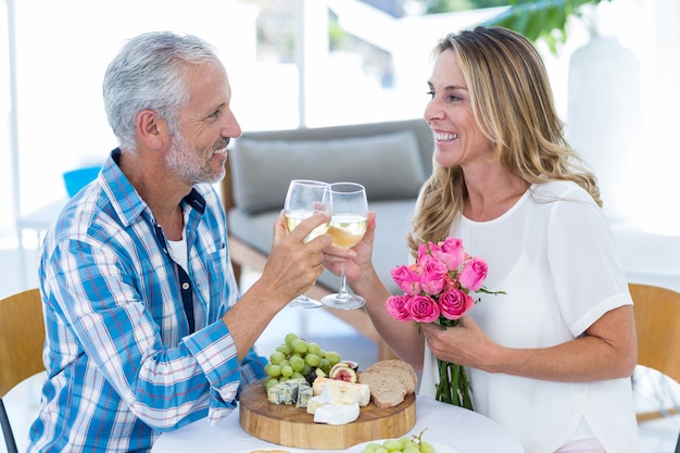 Casal maturo, brindando um copo de vinho no restaurante