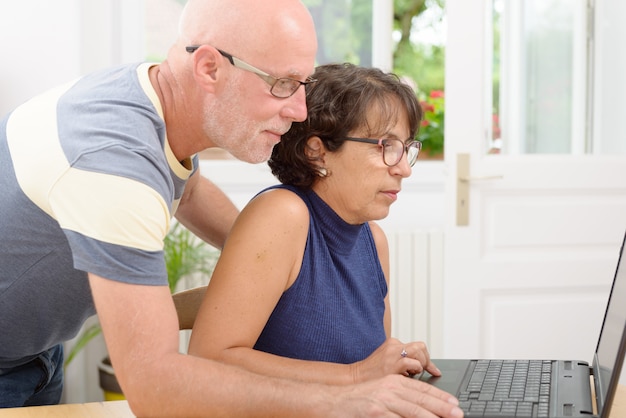 Casal maturo com um laptop