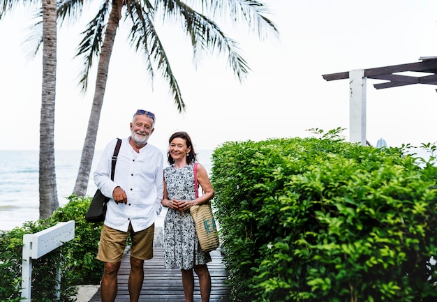 Casal maturo de férias em um resort