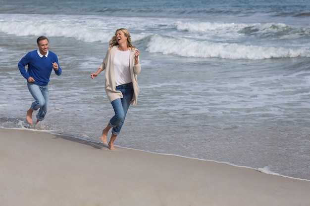 Casal maturo desfrutando na praia