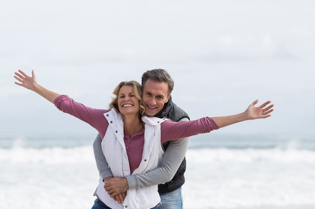 Casal maturo desfrutando na praia