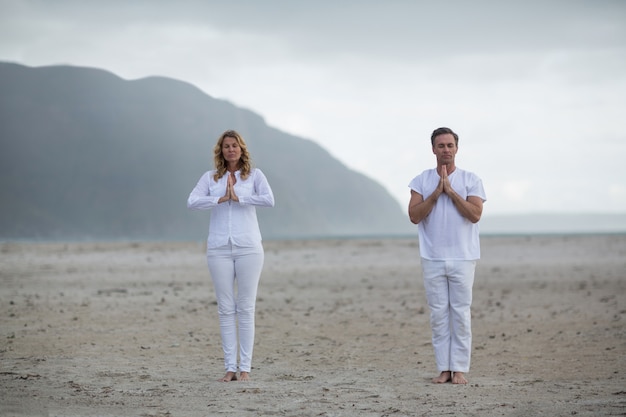 Casal maturo fazendo meditação