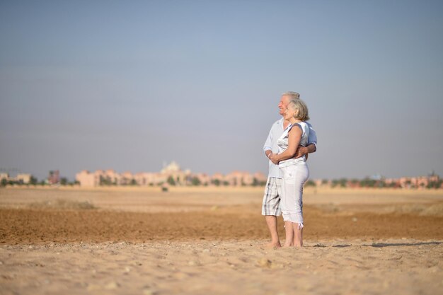 Casal maturo feliz e apaixonado aproveitando o ar fresco e uma vista deslumbrante nas férias