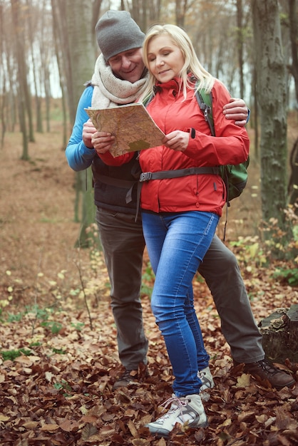 Casal maturo olhando para mapa de papel