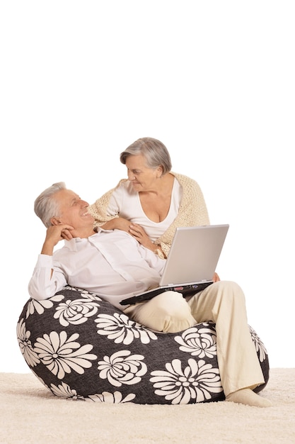 Casal maturo relaxando em casa com laptop em um branco