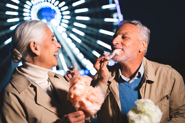 Casal maturo se divertindo em parque de diversões