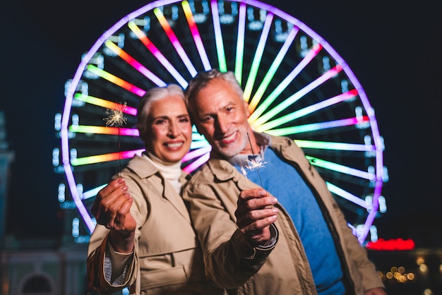 Casal maturo se divertindo em parque de diversões