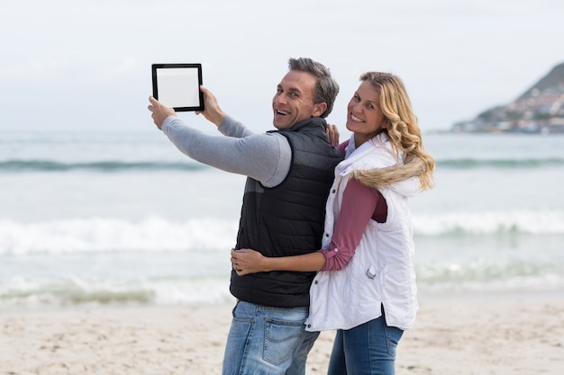 Casal maturo tomando selfie com tablet digital