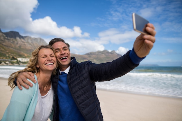 Casal maturo tomando selfie usando telefone celular