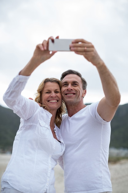 Casal maturo tomando selfie usando telefone celular