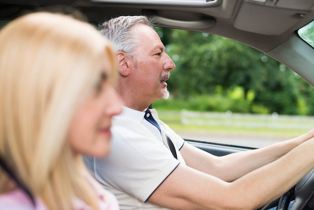 Casal maturo viajando em seu carro