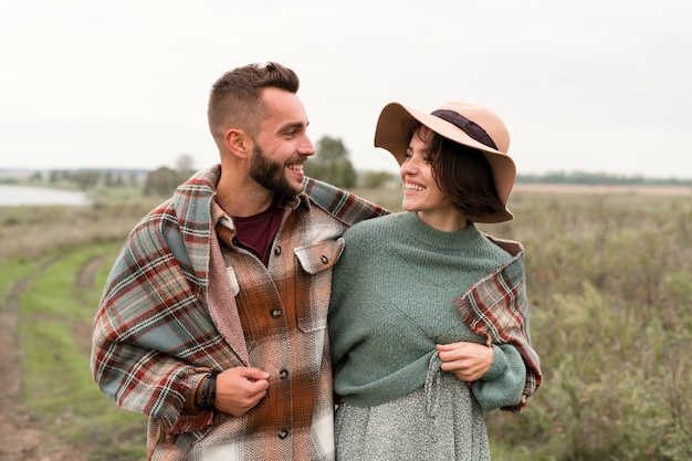 Foto casal mediano cobrindo com lenço de flanela