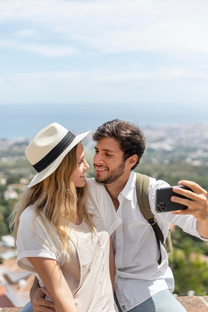 Foto casal mediano tirando selfies
