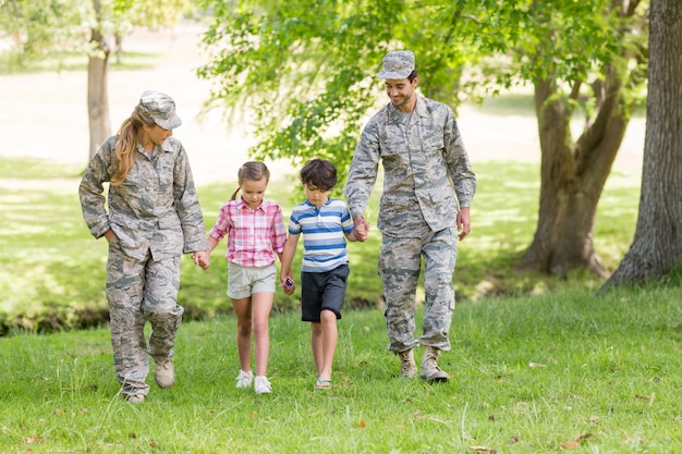 Casal militar com seus filhos