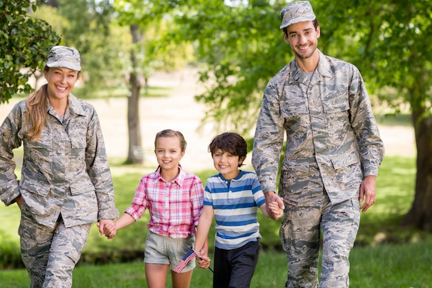 Casal militar com seus filhos