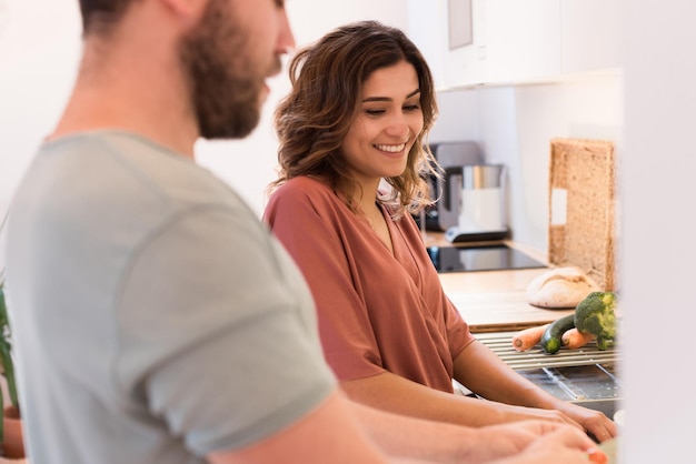 Casal moderno e jovem cozinhando juntos em casa