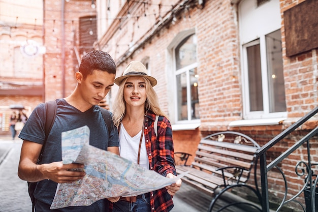 Casal moderno na rua com mapa