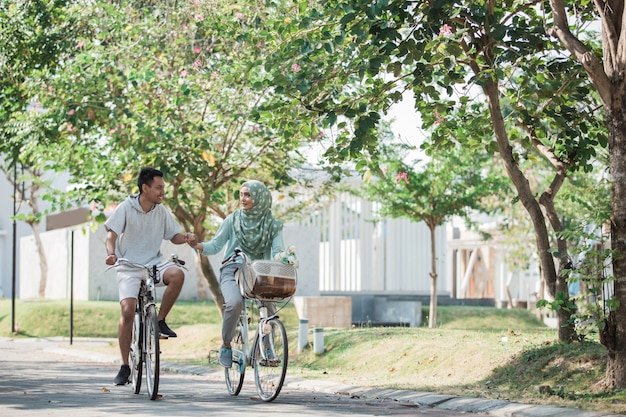 Casal muçulmano andando de bicicleta