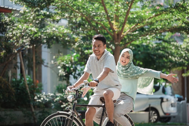 Casal muçulmano andando de bicicleta