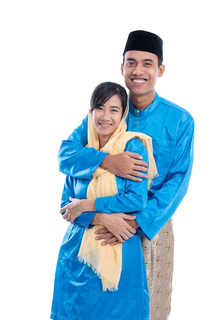 Casal muçulmano asiático segurando a mão isolada sobre o branco