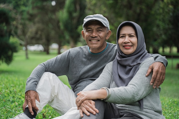 Casal muçulmano no parque sorrindo