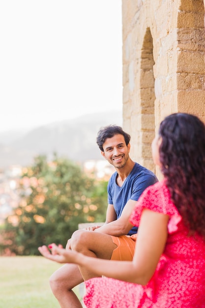 Casal multiétnico de meia idade conversando e rindo conversa feliz Diversidade