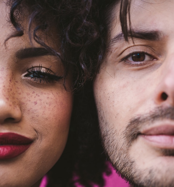 Foto casal multiétnico juntos, rostos de perto