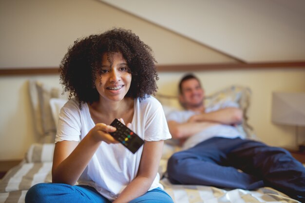 Casal multirracial assistindo tv.