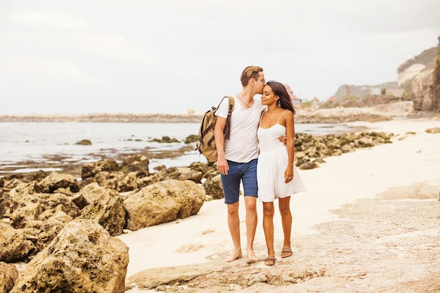 Casal multirracial na praia