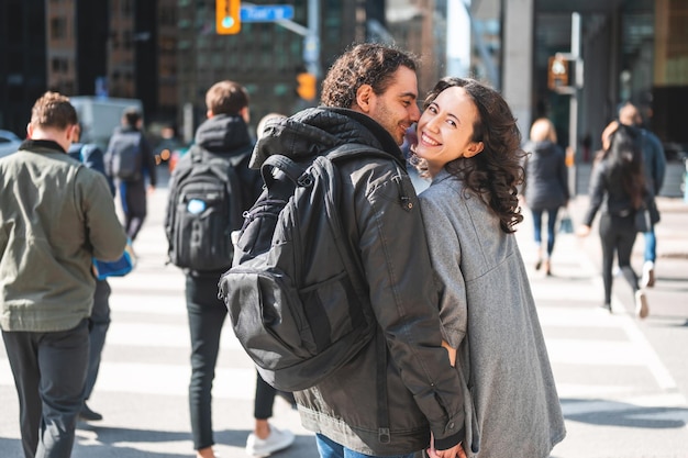 Foto casal multirracial na rua de toronto