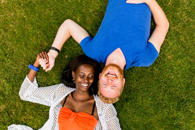 Casal multirracial no parque