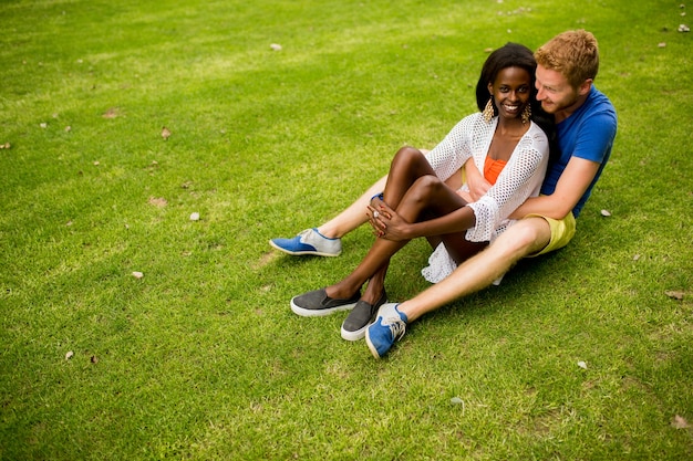 Casal multirracial no parque