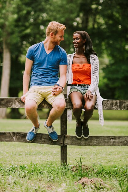 Casal multirracial no parque