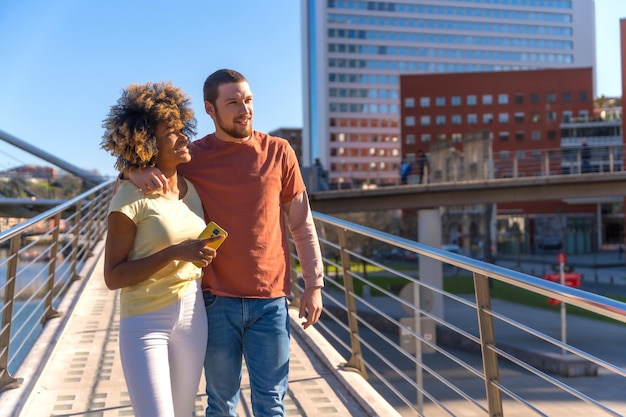 Casal multirracial pelas ruas do estilo de vida da cidade abraçou aproveitou o fim de semana