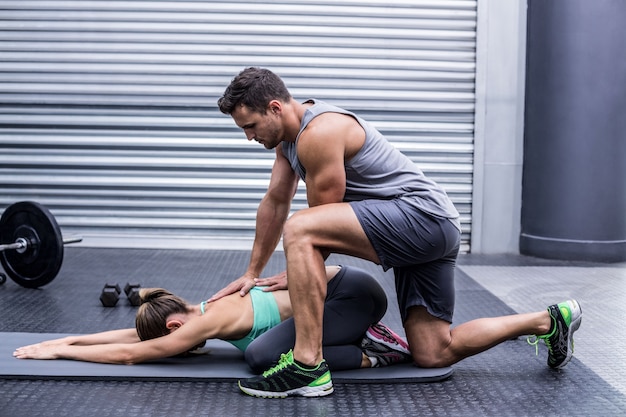 Casal muscular fazendo um alongamento corporal