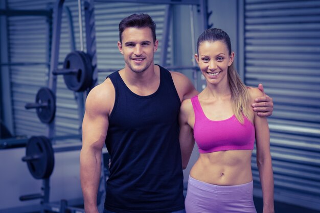 Foto casal muscular olhando a câmera