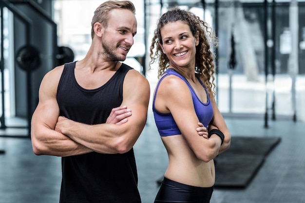 Casal muscular olhando um para o outro