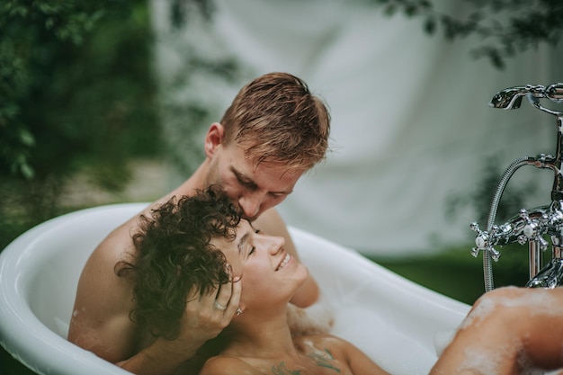 Casal na banheira ao ar livre