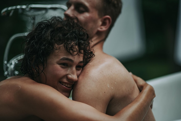 Foto casal na banheira ao ar livre