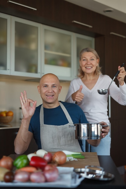 Foto casal na cozinha