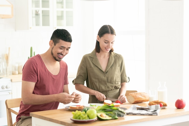 Casal na cozinha