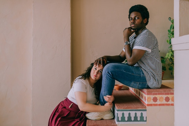 Casal na escada com plantas