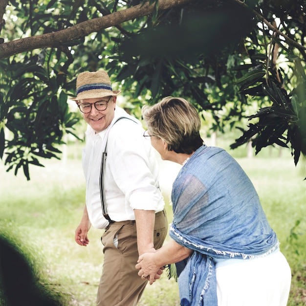 Casal na floresta, aproveitando o tempo a passar juntos