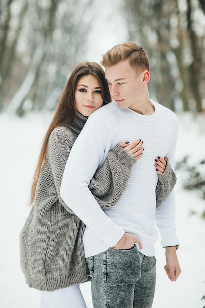 Casal na floresta de inverno