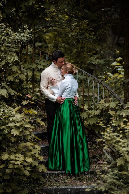 Casal na floresta verde