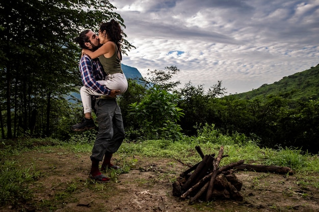 Casal na floresta