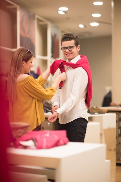 Foto casal na loja de roupas